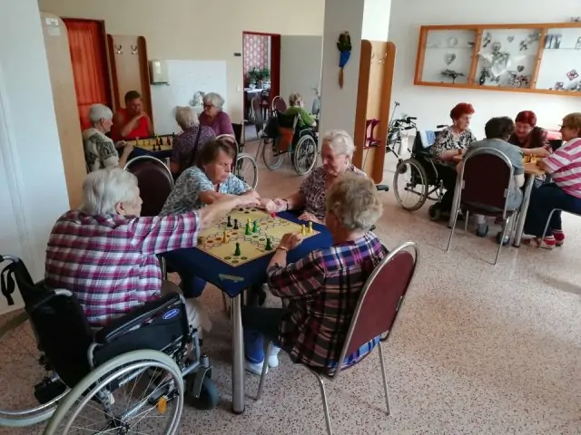 Společenské hry společně s uživateli Domova pro seniory Sv. Hedviky - Kravaře, p. o. - 1 - 