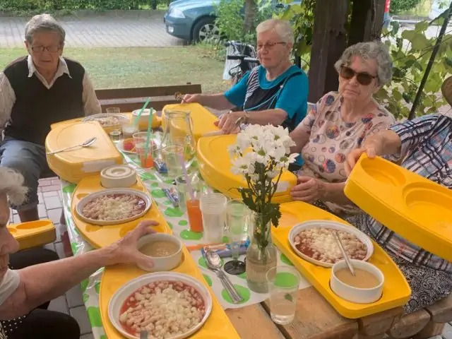 Včera jsme obědvali venku, naše 